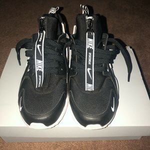 Nike Air Huarache Run ZIP Size 9.0